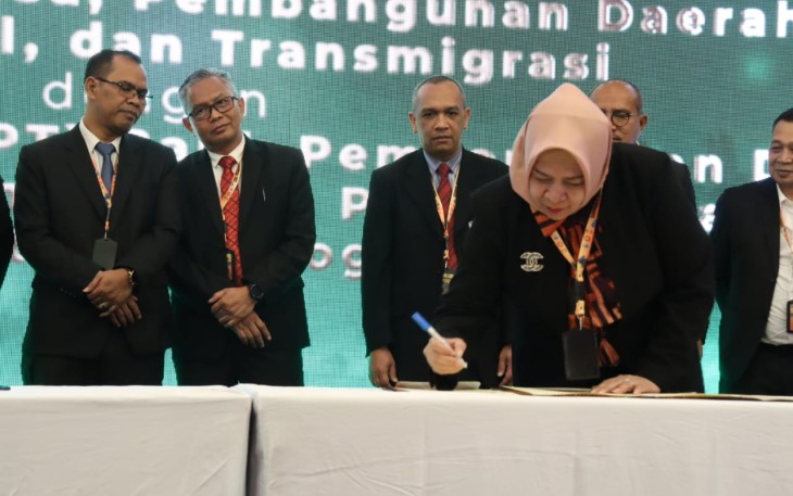 Perjanjian kerja sama ditandatangani Dirjen Pembangunan Desa dan Perdesaan Sugito dan SEVP Consumer Banking Bank Jatim Hermita pada hari Selasa (25/7).