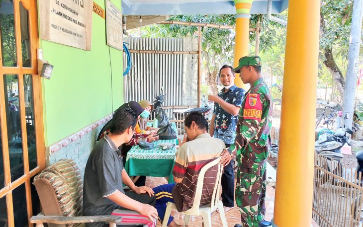 Babinsa Kedungmaron Dampingi Nakes Lakukan Pemeriksaan Kesehatan Bagi ODGJ