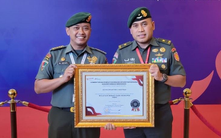 Kasdivif 2 Kostrad, Brigadir Jenderal TNI Primadi Saiful Sulun, S.Sos., M.Si., mewakili Pangdivif 2 Kostrad Mayor Jenderal TNI Haryanto, S.I.P., M.Tr. (Han)., yang juga didampingi oleh Asisten Perencanaan, Kolonel Inf Ruli Nuryanto, S.H., M.I.P. menerima penghargaan.