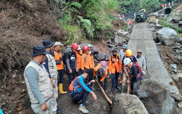 Tim BPBD Kabupaten Semarang berupaya memindahkan bongkahan batu material pascabanjir bandang yang mengakibatkan terputusnya akses jalan penghubung Desa Tajuk dan Desa Batur, Kecamatan Getasan, Kabupaten Semarang pada Minggu (26/11).