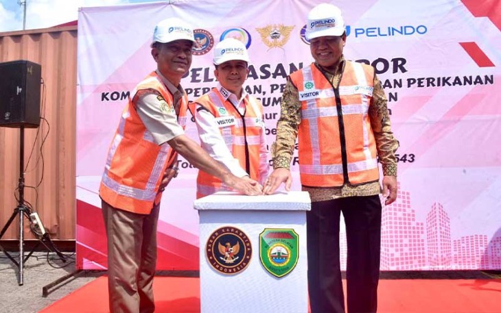 Pj Gubernur Sumatera Selatan Sumsel Agus Fatoni secara langsung melepas keberangkatan berbagai komoditi senilai Rp 153,4 miliar ke berbagai negara dari Terminal Peti Kemas Pelabuhan Boom Baru Palembang, Sumatera Selatan, Jumat (8/12/2023)