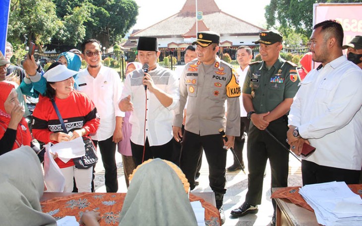 Dandim 0806/Trenggalek Letkol Czi Yudo Aji Susanto, S.Sos., M.A., bersama-sama dengan Bupati Moch. Nur Arifin dan Kapolres AKBP Gathut Bowo Supriyono, S.H., S.I.K., M.Si., turut serta memimpin peninjauan operasi pasar murah bahan pokok di Alun-alun Trenggalek, Rabu (20/12/2023).
