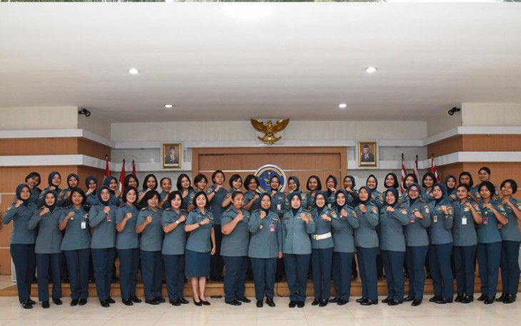  Kepala Dinas Administrasi dan Personel (Kadisminpers) Kolinlamil Kolonel Laut (KH/W) Angesti Udiati, CHRMP selaku Perwira Tertua (Pater) Kowal Kolinlamil memberikan pembekalan dan pengarahan kepada Kowal jajaran Komando Lintas Laut Militer yang berlangsung di Gedung Laut Natuna, Mako Kolinlamil, Tanjung Priok, Jakarta Utara, hari Rabu (27/12)