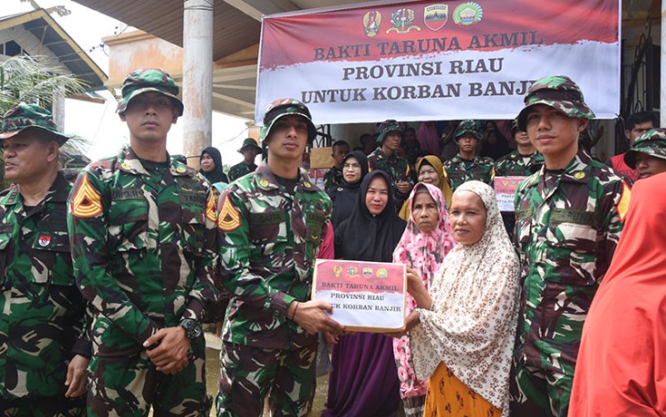 Taruna Akmil saat Giat Bakti Sosial Korban Banjir Desa Buluh China