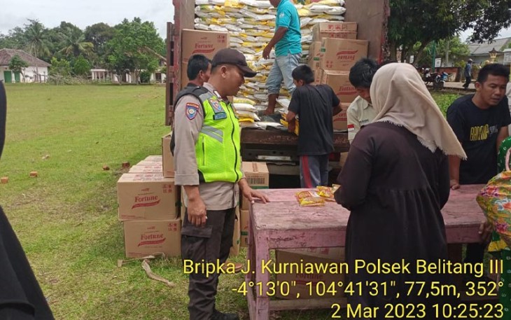 Bhabinktibmas Polres Oku Timur saat Monitoring Oprasi Pasar Murah