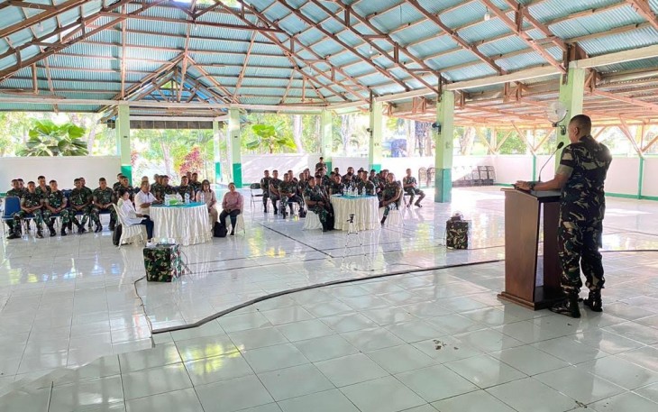 Pelatihan pembuatan pupuk Bokashi baik secara teori dan praktek diikuti oleh seluruh prajurit, bertempat di Mako Yonif Raider Khusus 732/Banau, Ds Porniti, Halmahera Barat, Senin (29/5/2023).