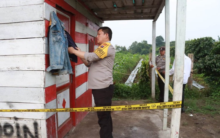 Kapolres Simalungun, AKBP Ronald F.C. Sipayung, S.H., S.I.K., M.H, saat turut melakukan penggerebekan.