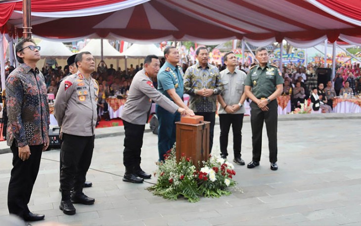 Panglima TNI Bersama Kapolri saat Meresmikan Monumen Jenderal Polisi Hoegeng Iman Santoso di Pekalongan, Jawa Tengah, Sabtu (11/11/2023).