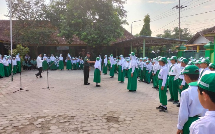 Babinsa Koramil 14/Dagangan, Kodim 0803/Madiun Serka Sutrisno saat  Berikan Materi Wasbang Bagi Siswa Siswi MI Tarbiyatul Mubalighin