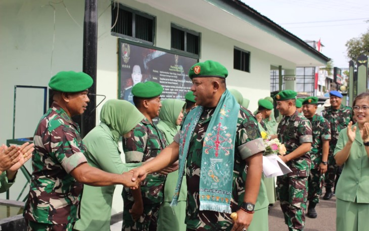 Kasdim saat Sambut Hangat Kunjungan Kerja Danrem 102/Pjg di Makodim 1016/Plk 