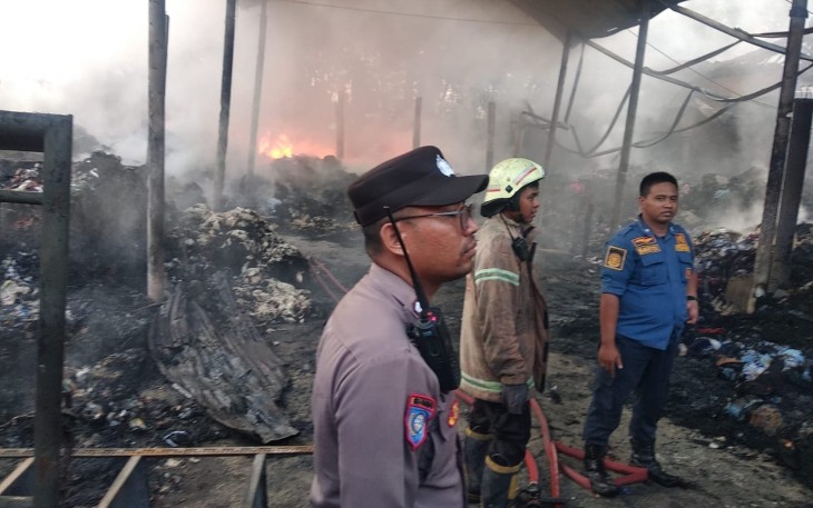 Kondisi gudang penyimpanan kain perca di Dusun Ngelom, Sroyo, Jaten, Kabupaten Karanganyar, ludes terbakar, Jumat (17/3/2023).