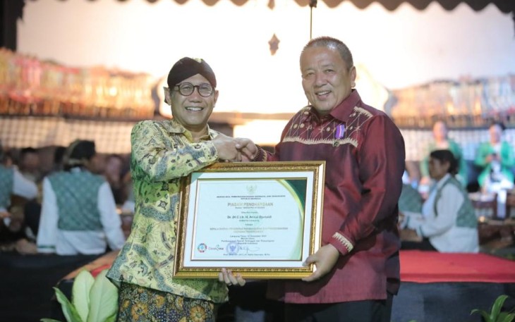 Gus Halim saat menghadiri sekaligus memberi sambutan dalam Pagelaran Wayang Kulit, pada Tasyakuran Hari Bhakti Transmigrasi (HBT) ke-73, di Kabupaten Lampung Timur, Provinsi Lampung, Selasa (12/12/2023).