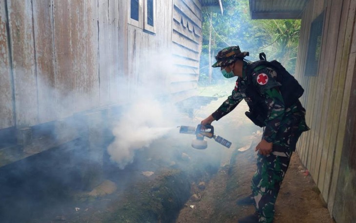 Satgas Yonif Raider 200/BN Bantu Cegah Malaria di Kampung Hulu Atas