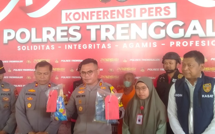 Kapolres Trenggalek, AKBP Gathut Bowo Supriyono, S.H., S.I.K., M.Si. saat menggelar konferensi pers, di Mapolres Trenggalek, Senin (13/11/2023).