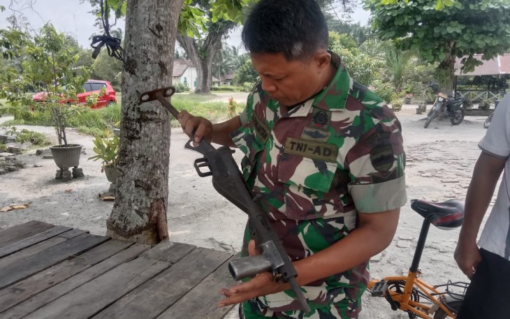 Personel Kodim 0208/AS Menerima Satu Pucuk Senpi dari Masyarakat