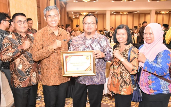  Pj Bupati Karanganyar Timotius Suryadi dan Kepala Diskominfo Karanganyar Isnan Nur Aziz, membawa piagam penghargaan Badan Publik Informatif dalam Malam Anugerah KIP,, di Patra Semarang Hotel & Convention, Kamis (21/12/2023)
