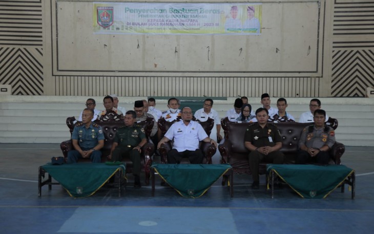 Sekretaris Daerah Kabupaten Asahan Serahkan Bantuan Beras Kepada Kaum Dhu'afa