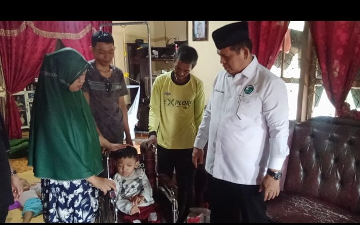 Hujan Tak Menyurutkan Sang Pejuang Duafa Menemui Rizky