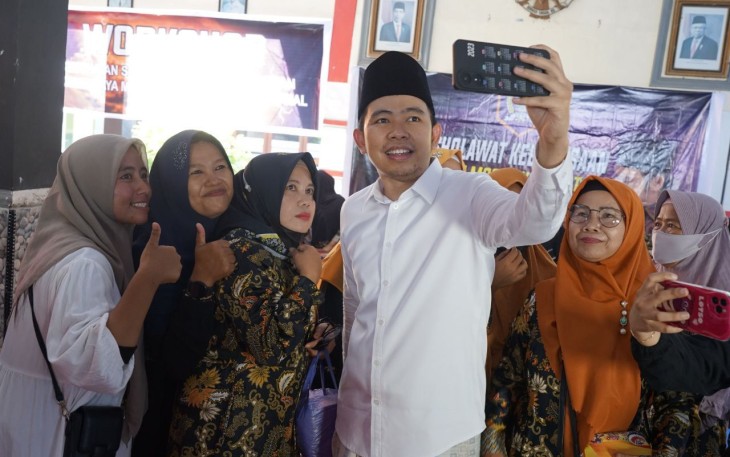 Gus Mufa saat berswafoto bersama Emak-Emak 