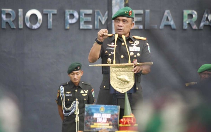Pangdam, Mayjen TNI Ilyas Alamsyah, S.E., M.Tr.(Han)., CGCAE., memimpin langsung jalannya upacara dalam rangka memperingati Hari Juang TNI AD ke 78, dilapangan Makodam, Trikora, Arfai 1, Manokwari, Papua Barat, pada Jumat (15/12/2023)