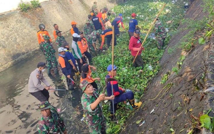 Kodim Tulungagung Gelar Karya Bakti Bersihkan Sungai dan Pasar
