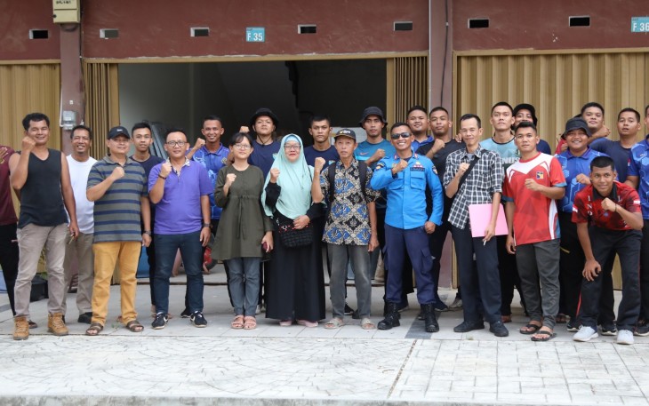 Nurbaiti warga Desa Sembulang Tanjung saat tiba di hunian sementara