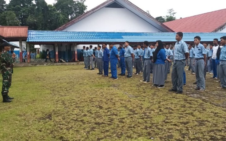 Babinsa Koramil 1710-03/KK Bekali Wawasan Kebangsaan Kepada Siswa-Siswi SMKN 1 Mimika