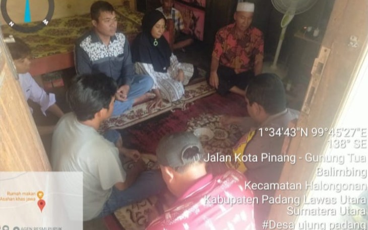 Bhabinkamtibmas Polsek Padang Bolak, Bripka Adam Pohan, dan Kapolsubsektor Halongonan, Aiptu Sofyan Harahap, selesaikan kasus pemukulan dengan cara kekeluargaan, Senin (6/11/2023) pagi.