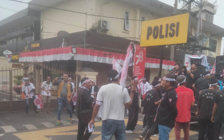 Massa Bangso Batak saat berunjuk rasa di depan Mapolrestabes Medan