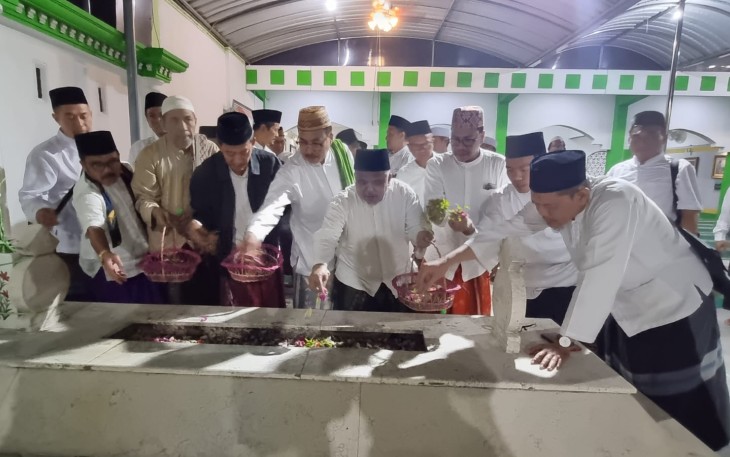 PKS Jatim menggelar ziarah ke makam Syaikhona Cholil dan KH Hasyim Asyari, serta KH Wahab Hasbullah, Selasa 8 Agustus 2023.