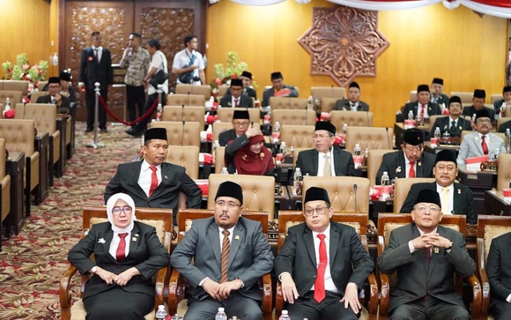 Pimpinan DPRD Provinsi Jawa Timur bersama Forpimda Jatim mendengarkan pidato Kenegaraan Presiden RI Joko Widodo melalui televisi. 