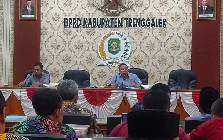 Situasi rapat kerja Komisi II DPRD Kabupaten Trenggalek, bersama dengan Dinas Perhubungan, Satpol-PP, Sekdakab Trenggalek, Polres Trenggalek, serta pengusaha tambang, Dinas PUPR, di aula DPRD Kabupaten Trenggalek, Jum'at (31/3/2023).