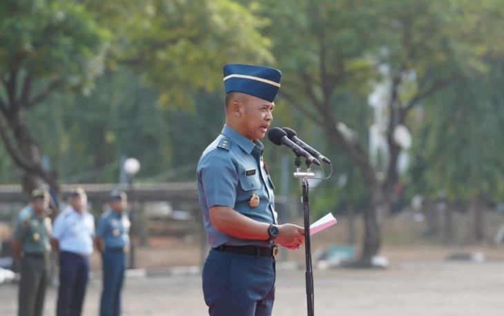 Kapuspen TNI Laksda TNI Julius Widjojono saat menjadi Inspektur Upacara 17-an, yang diikuti Prajurit dan PNS TNI di Mabes TNI, Cilangkap, Jakarta Timur, Senin (18/9/2023).
