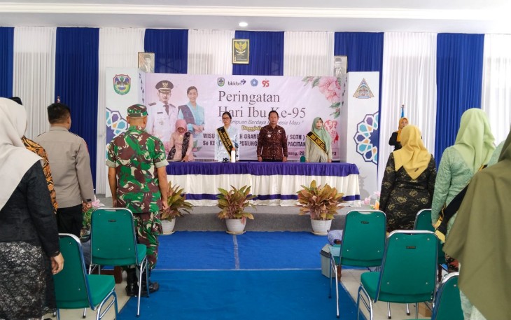 Babinsa Koramil 0801/10 Punung Kodim 0801/Pacitan Pelda Ruslan menghadiri peringatan Hari Ibu yang ke berlangsung di Pendopo Kecamatan Punung, Kab. Pacitan, Kamis (28/12/2023)
