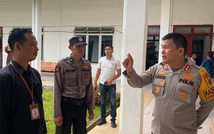 Kapolres Simalungun AKBP Ronald F.C Sipayung, S.H., S.I.K., M.H mengecek kesiapan logistik pemilu khususnya kertas suara yang baru saja diterima oleh KPUU,  Kamis, 7 Desember 2023