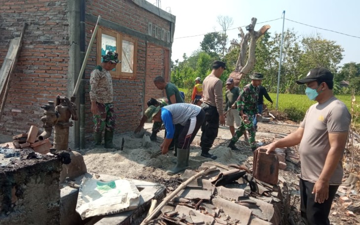 Anggota Kodim 0802/Ponorogo Gotong Royong Bangun Rumah Warga