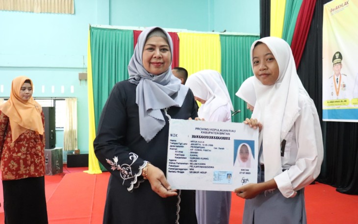 Dewi Ansar saat Serahkan KTP-El Kepada Siswa-Siswi SMA N 1 Toapaya, Bintan