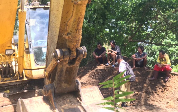 Warga Sekitar sedang menonton alat berat yang sedang membuka akses jalan pertanian
