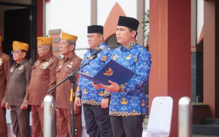 Wakil Bupati Bintan Ahdi Muqsith saat memimpin Upacara Peringatan Hari Pahlawan yang juga disejalankan dengan Peringatan Hari Kesehatan Nasional ke 59, Jum'at (10/11).