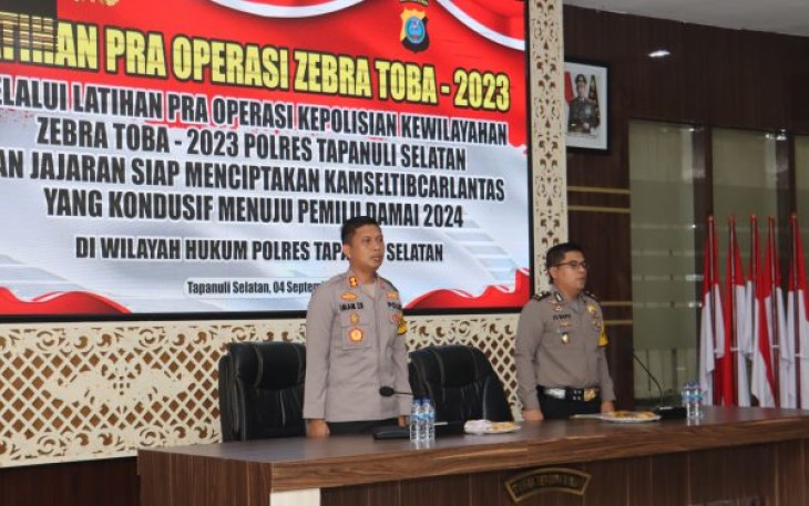 Kapolres Tapanuli Selatan (Tapsel), AKBP Imam Zamroni, SIK, MH, didampingi Kabag Ops, Kompol Johannes Napitupulu, SH, MH, memimpin Latihan Pra Operasi Zebra Toba 2023 di Aula Pratidina Mako Polres setempat, Senin (4/9/2023) siang.