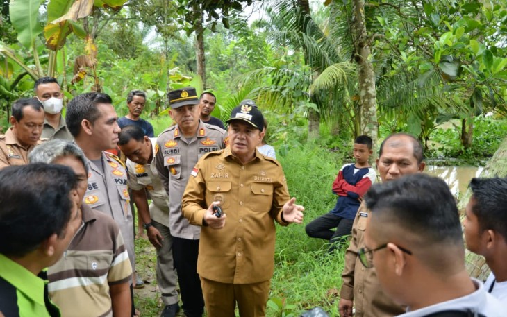 Bupati Batu Bara Ir.H.Zahir,M.AP saat meninjau lokasi yang merendam 5 unit rumah di Lingkungan VII, Kelurahan Lima Puluh Kota, Kecamatan Lima Puluh, Kabupaten Batu Bara, Selasa(14/03/2023).