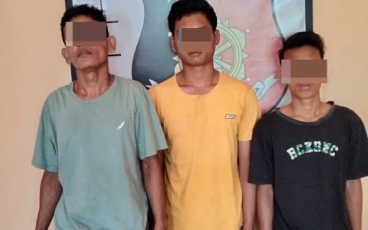 Tersangka saat dimankan di Mako Polsek Padang Bolak, guna pemeriksaan lebih lanjut