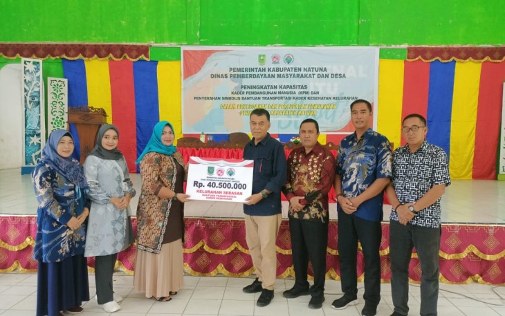 Bupati Natuna saat Serahkan Bantuan Tranportasi 65 Kader Kesehatan Kelurahan di Serasan