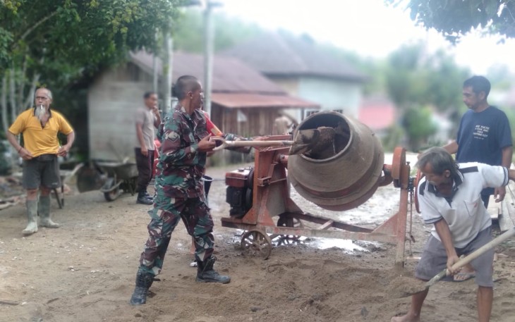 Babinsa Koramil Kahut Bersama Warga Gotong Royong Perbaiki Jalan Kampung