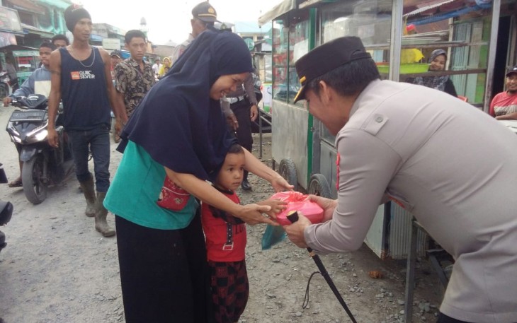 Kapolres Batu Bara dan Kapolsek Medang Deras saat Berbagi Takjil