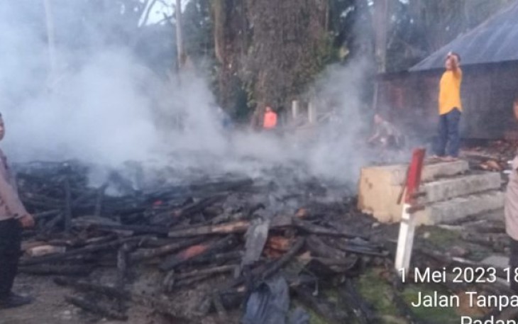 Kondisi Rumah milik seorang petani, Darman Harahap (33), di Desa Sobar, Kecamatan Padang Bolak Julu, Kabupaten Padang Lawas Utara (Paluta), hingga rata dengan tanah, Senin (1/5/2023) sore.