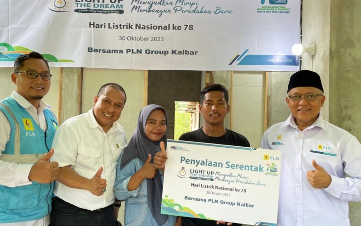  PLN Nyalakan Listrik Ribuan Rumah Warga Kurang Mampu