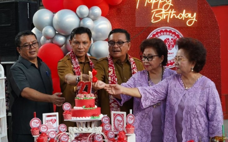 Wali Kota Bitung bersama ketua DPRD Bitung dan Kadis Kehutanan daerah Provinsi Sulut bersama perwakilan lansia saat menyalakan lilin peringatan HLUN Ke-27 Kota Bitung