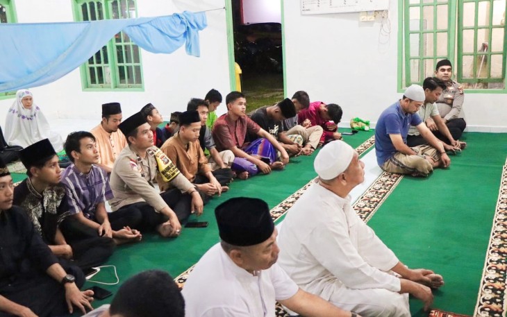Polsek Bintan Utara saat beri pembinaan terhadap remaja yang viral di medsos lakukan perang sarung.