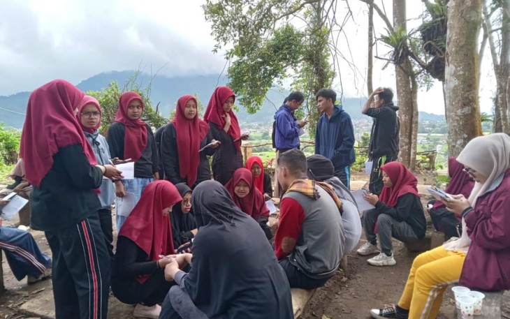Puluhan Mahasiswa FKIP UMSB menggelar Kemah Bhakti di area camping ground Puncak Nyalo.